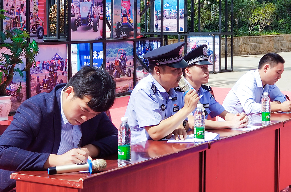我校領導跟派出所民警