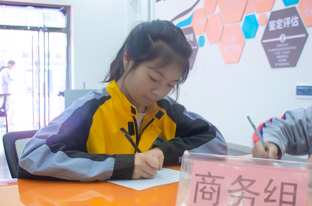 今年新增了商務(wù)組比賽，給了女生一個(gè)展示自己的舞臺(tái)