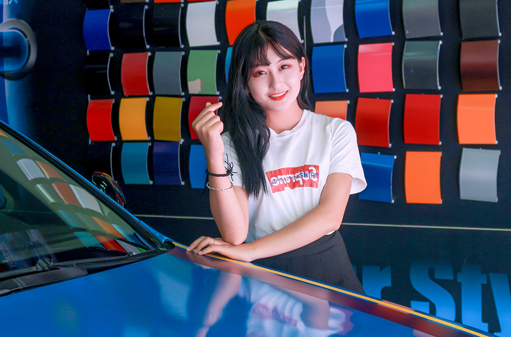 美女主播配上高端車，香車美女讓發布會更亮眼