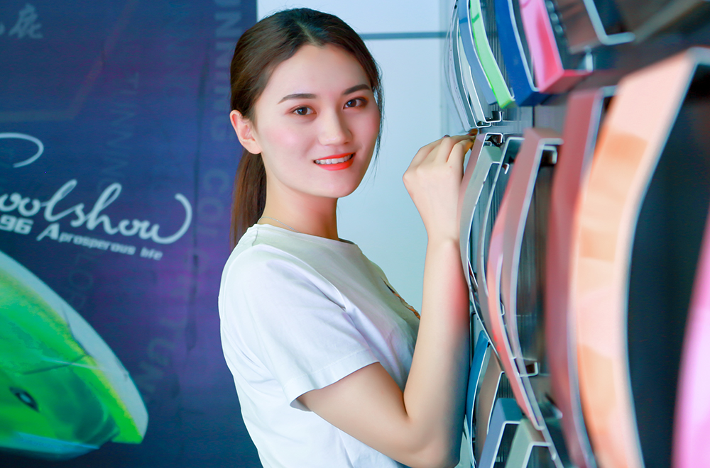 美女主播配上高端車，香車美女讓發布會更亮眼