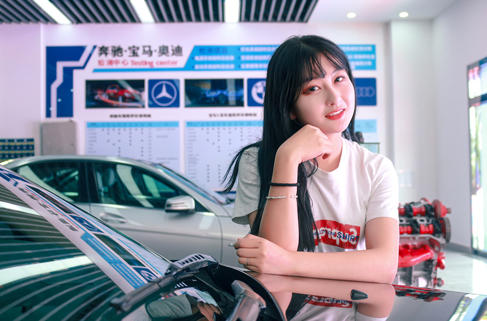 美女主播配上高端車，香車美女讓發布會更亮眼