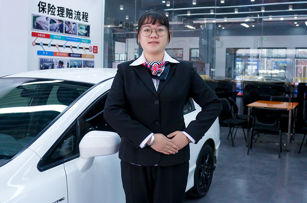 汽車商務(wù)的靚麗少女