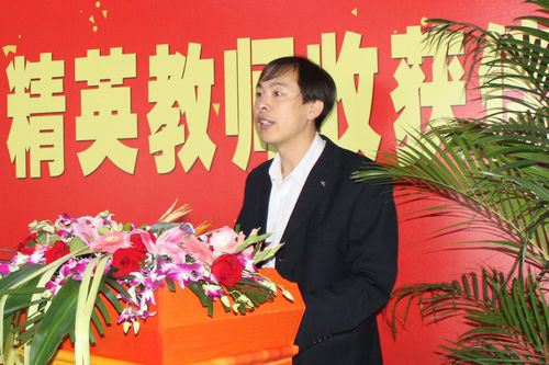 獲獎教師岳海濱在歡迎儀式上發言