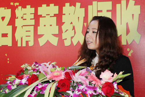 獲獎教師丁婷婷在歡迎儀式上發言
