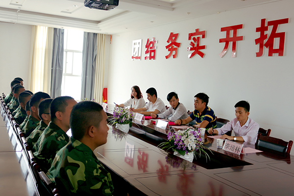 企業(yè)與學(xué)生面對(duì)面，培養(yǎng)的學(xué)生符合企業(yè)需求.jpg