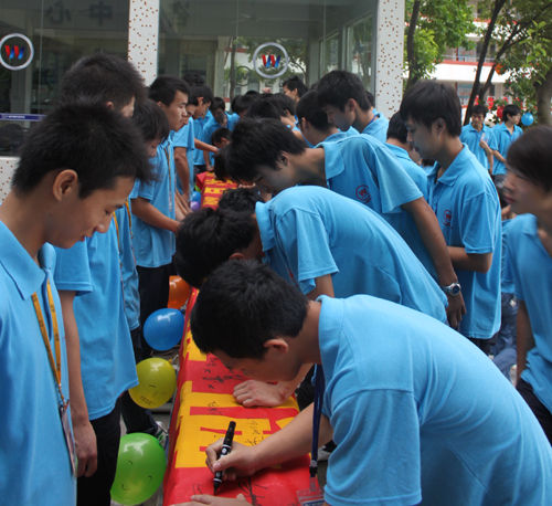 父親節(jié)，萬(wàn)通學(xué)子給父親送祝福