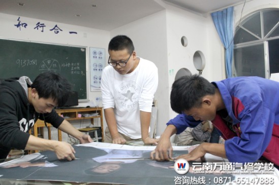 學生們在自己動手拼貼畫紙.jpg
