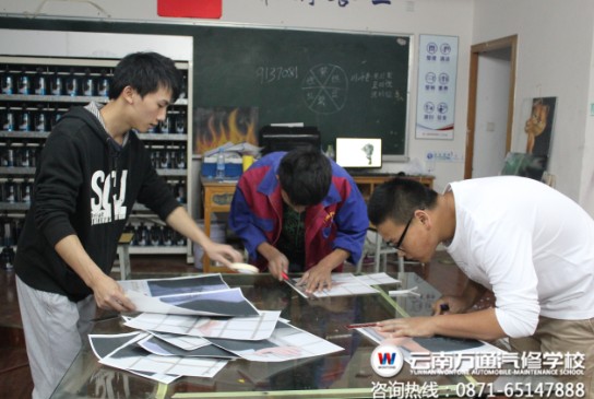學生們在為制作立體畫量尺寸.jpg