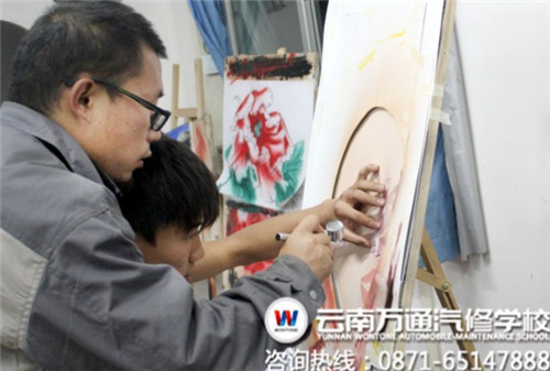 羅本杰老師在認(rèn)真指導(dǎo)學(xué)生做彩繪_副本.jpg