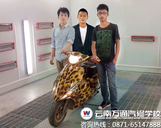 黃、李、梁三位同學(xué)為客戶彩繪的輛摩托車.jpg