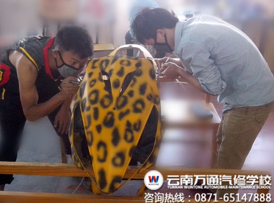 專注于汽車彩繪的萬通學(xué)子.jpg
