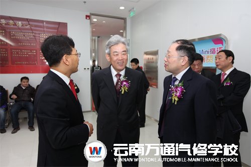 國家人力資源和社會保障部副部長孫寶樹（中）接見新華教育集團代表（右）