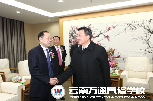 國家商務部副部長姜增偉（右）接見新華教育集團代表（左）