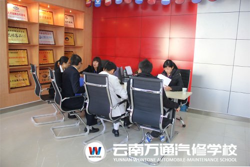 云南萬(wàn)通汽修學(xué)校報(bào)名現(xiàn)場(chǎng)火爆