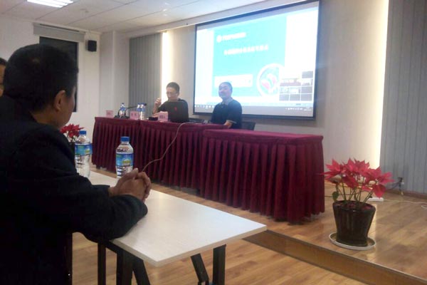 授課結束后，宋老師與企業員工互動交流.jpg