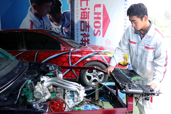 動手改裝學(xué)校實訓(xùn)車輛.jpg