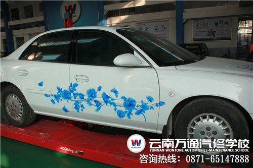 李洪偉、黃文楊兩位同學合作的實訓車輛彩噴“青花瓷”